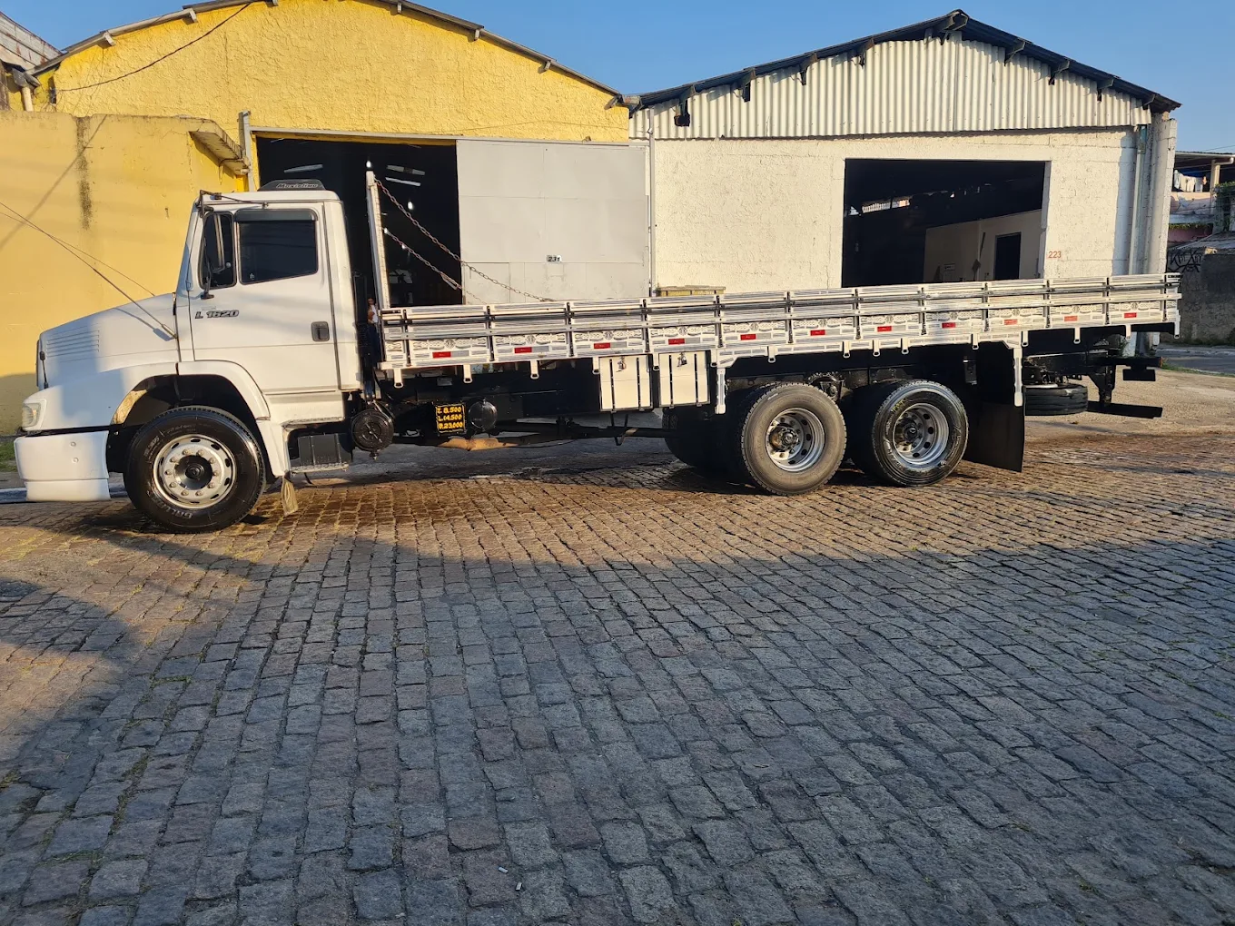 Caminhão carroceria aberta da PJT Transportes